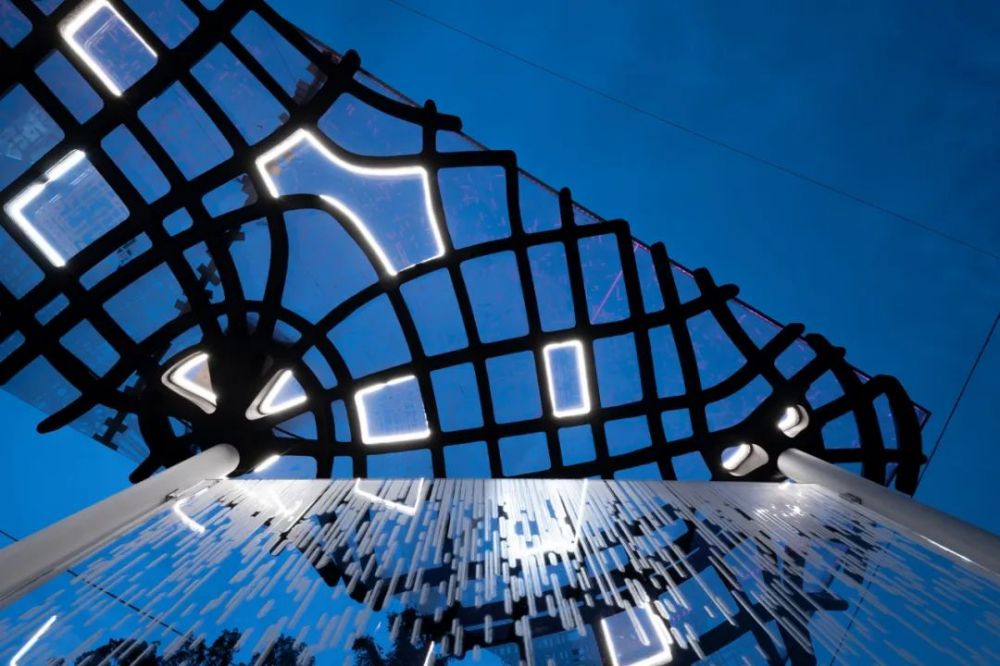 同时为商业广场的节日促销活动提供花灯装饰方案