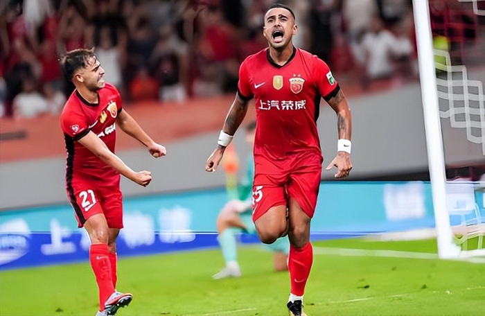 武磊复出两球助上港4比1大胜青岛西海岸 穆斯卡