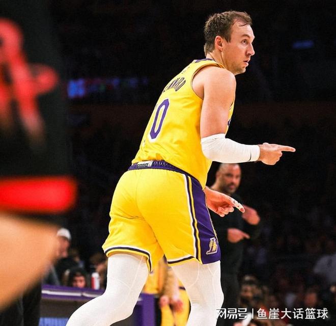 湖人全员爆发力克火箭 东契奇缺席成关键转折点