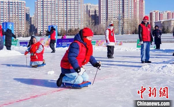 首届“激情北疆”残疾人冰雪挑战赛开幕 五大项